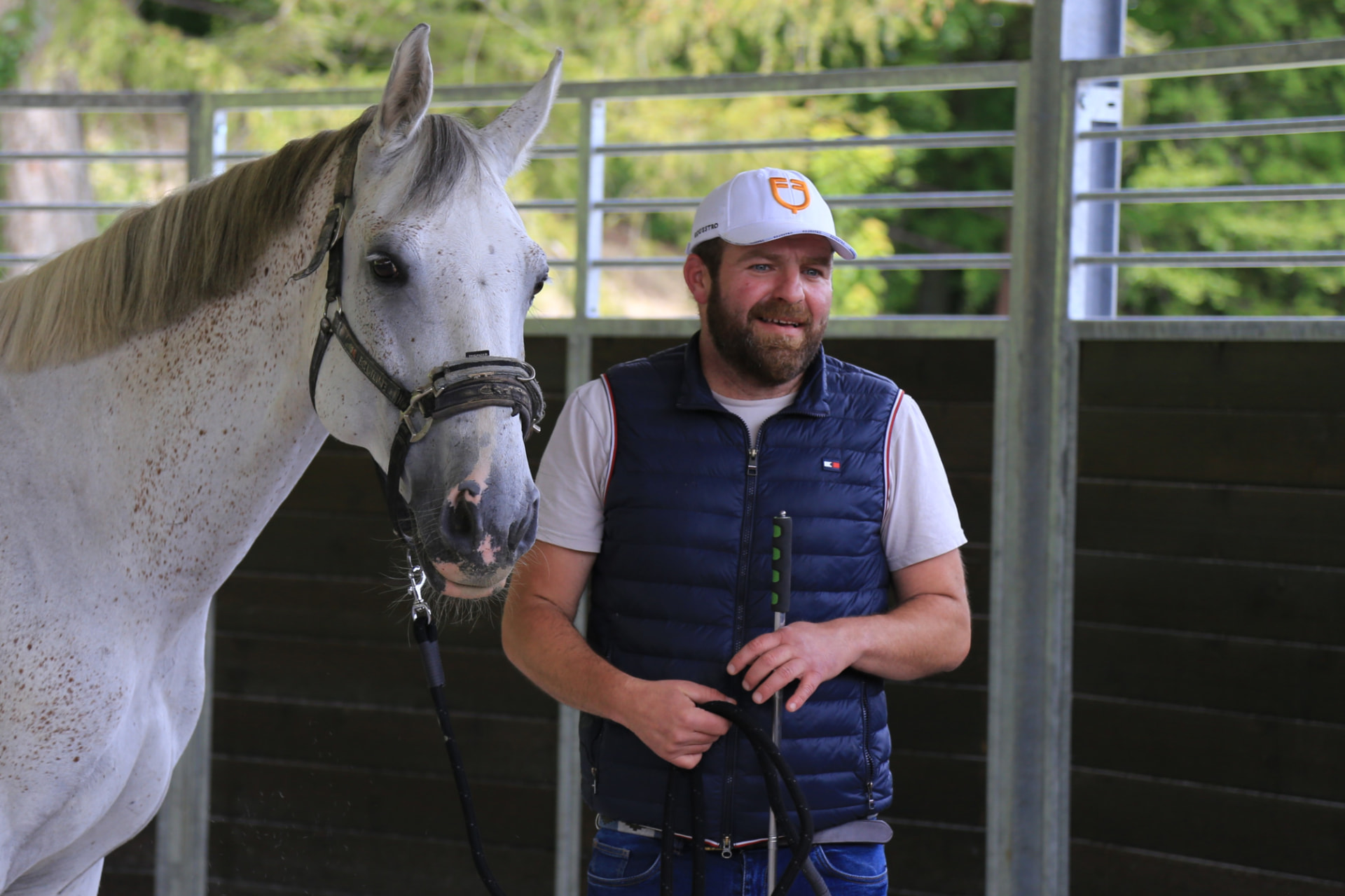 Tomislav Marčenić s bijelim konjem na Black Horse Ranchu
